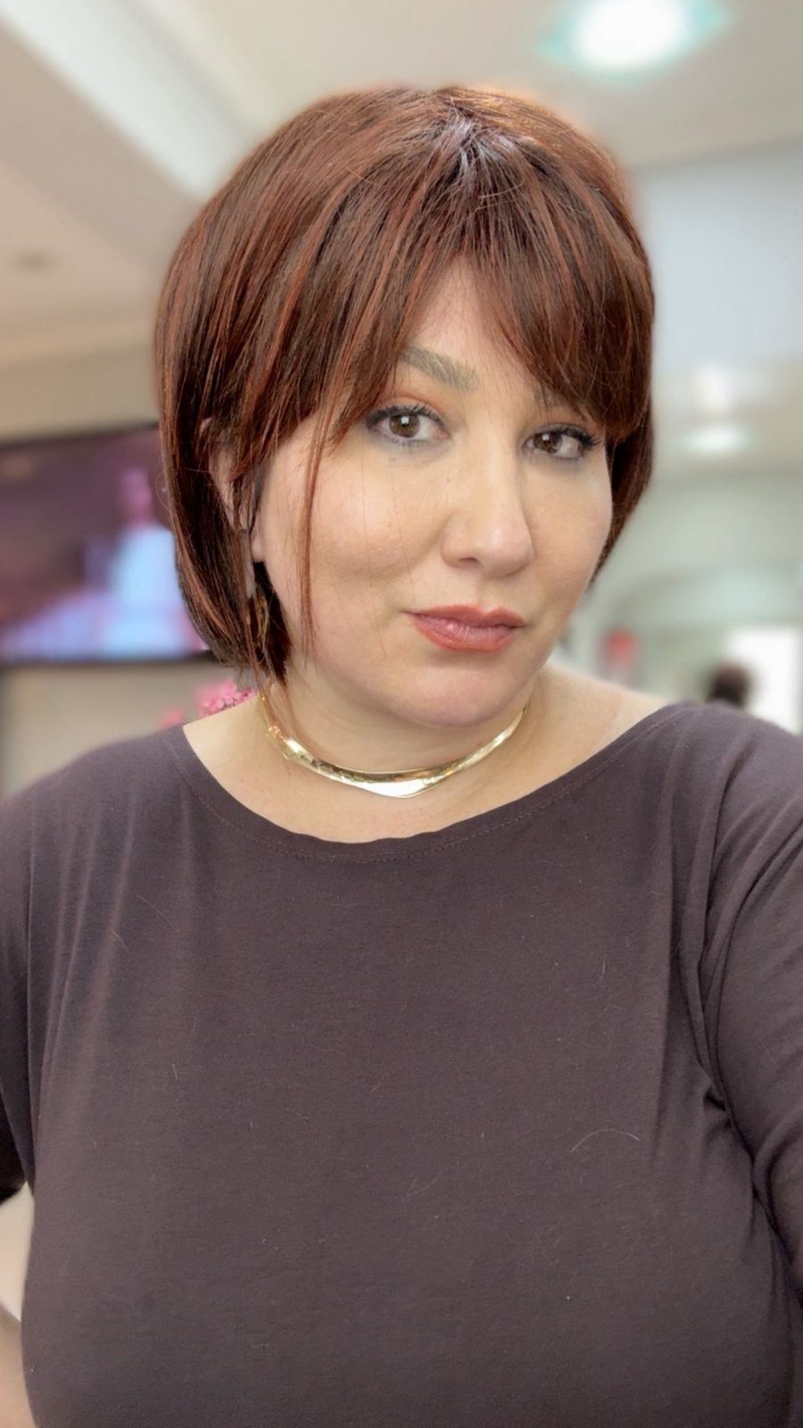 Modelo Granada — Pixie com franja suave em castanho acobreado. Moderno e cheio de atitude.