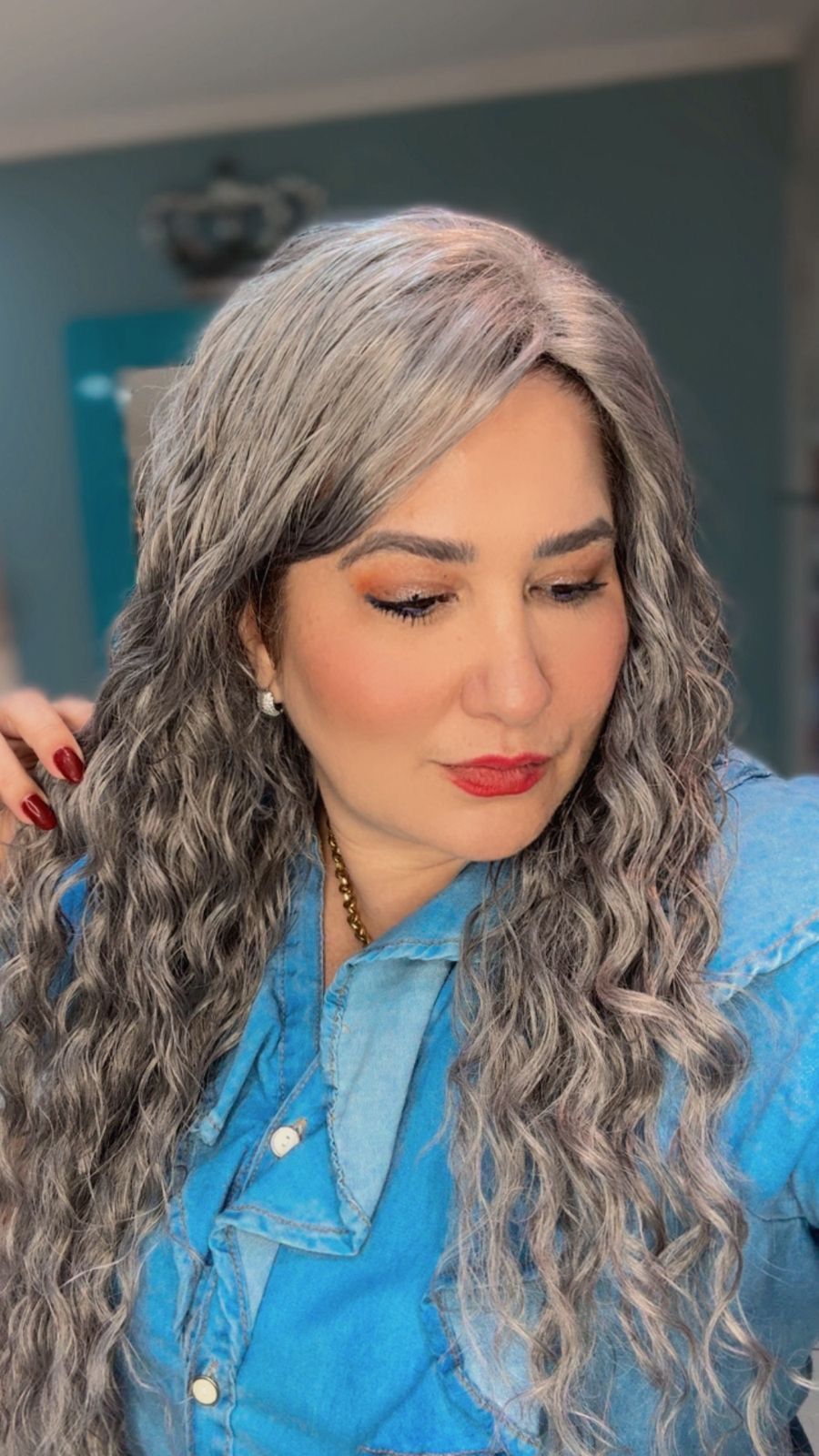 Modelo Santiago — Longo ondulado em prata natural. Beleza serena e cheia de brilho.