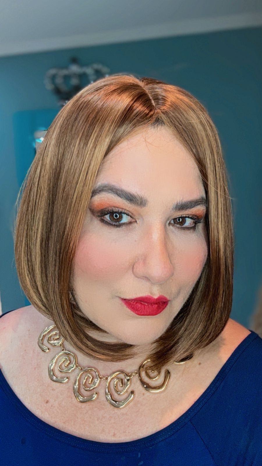 Modelo Málaga — Long bob em castanho dourado com luzes. Movimento e brilho.