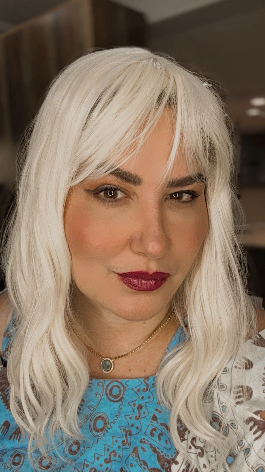 Modelo Maiorca — Longo liso com franja em loiro platinado. Glamour moderno.