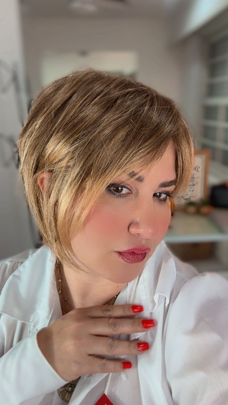Modelo Úbeda — Pixie em loiro mel com movimento lateral. Delicado e atual.