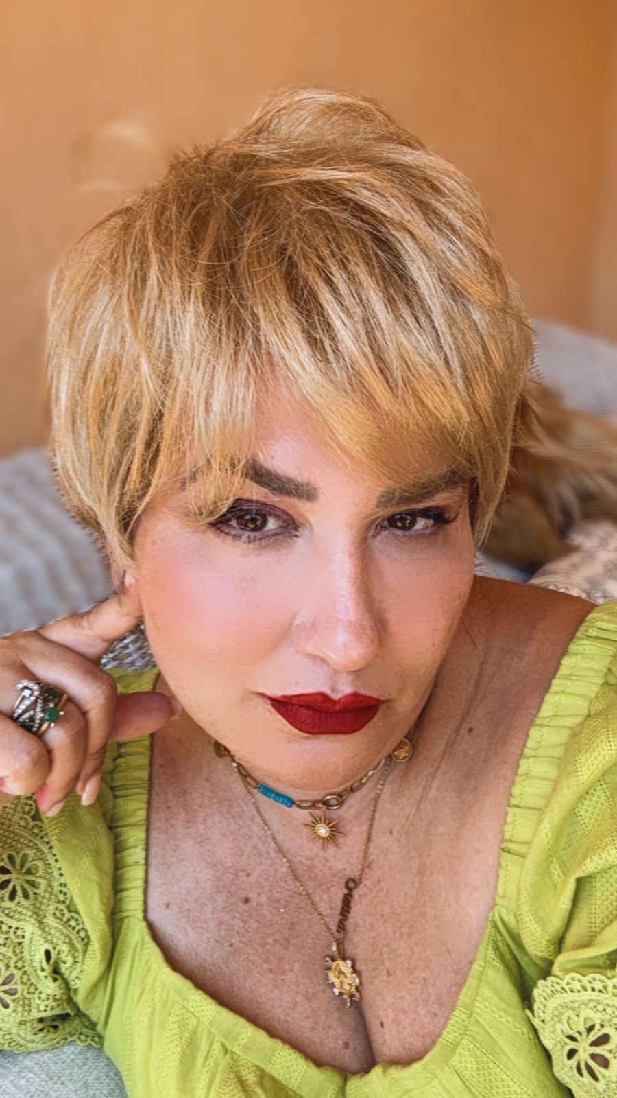 Modelo Estepona — Pixie repicado em loiro dourado. Frescor e luminosidade no rosto.