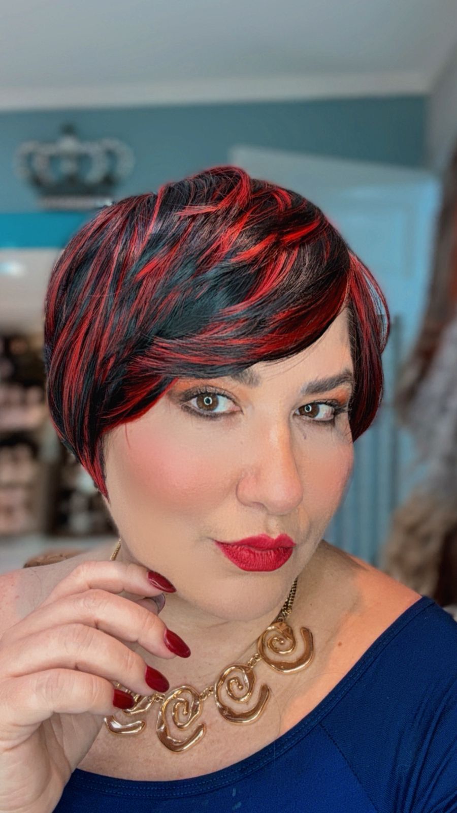Modelo Ibiza — Pixie ousado em preto com mechas vermelhas. Personalidade pura.