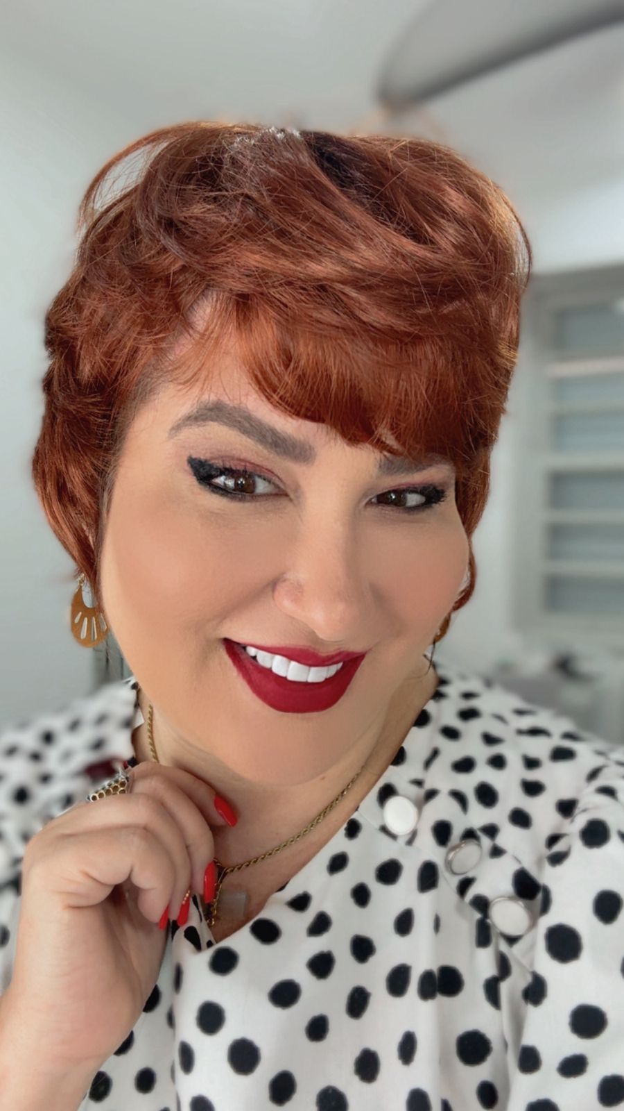 Modelo Mijas — Pixie em ruivo cobre intenso. Vibrante e elegante ao mesmo tempo.