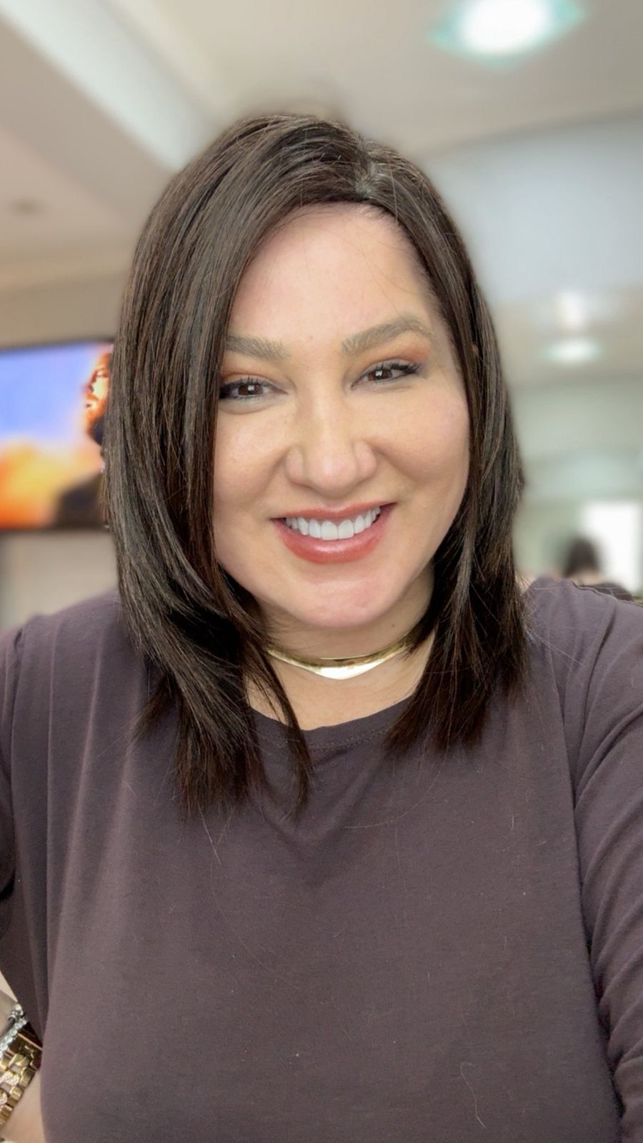 Modelo Aranjuez — Long bob liso com franja em castanho. Elegância clássica.