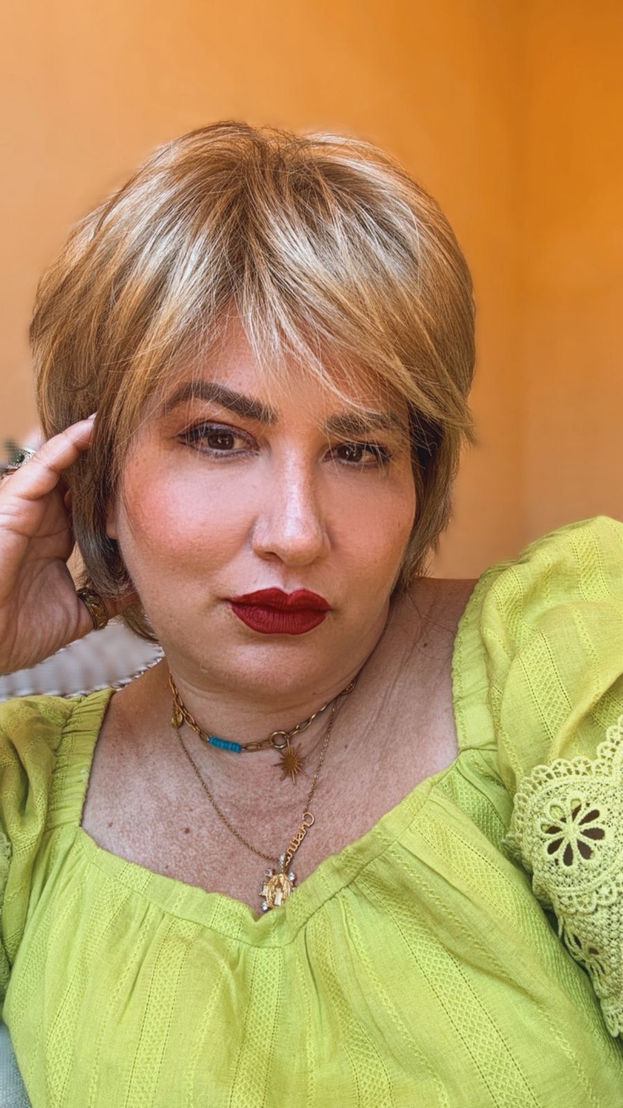 Modelo Frigiliana — Pixie em loiro mel com franja. Suave e cheio de luz.