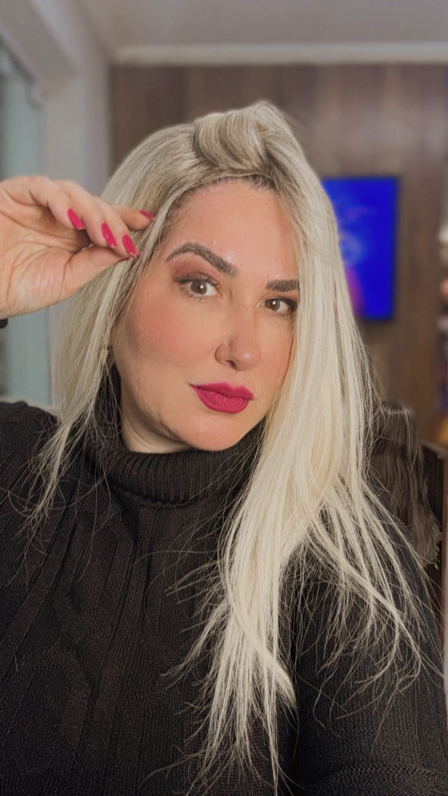 Modelo Peñíscola — Longo liso em loiro platinado. Sofisticação contemporânea.