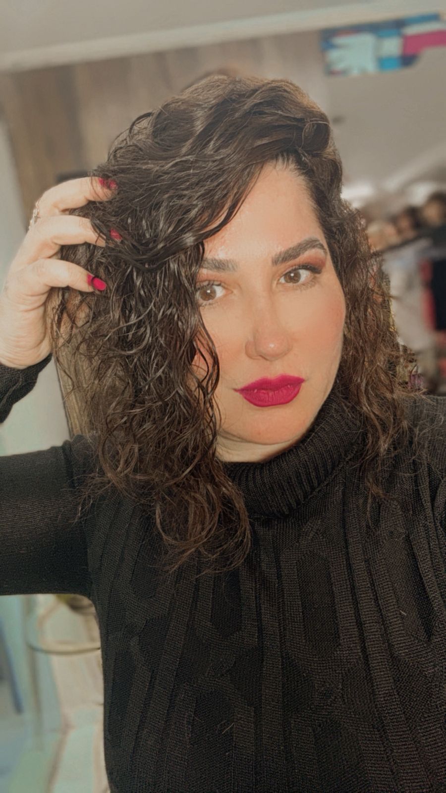 Modelo Betanzos — Cachos definidos em castanho escuro. Volume e personalidade.