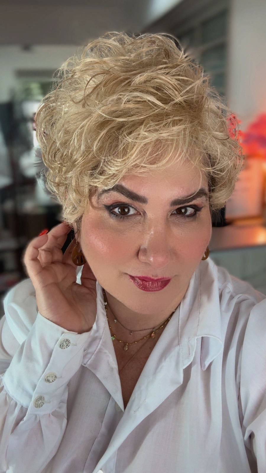 Modelo Comillas — Curto volumoso em loiro acinzentado. Sofisticação serena.