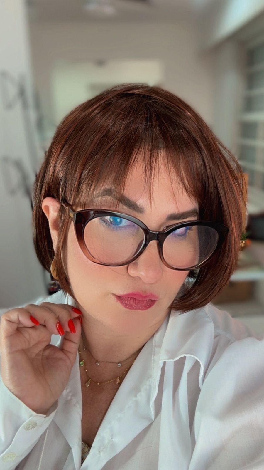 Modelo Ávila — Bob com franja em castanho acobreado. Charme intelectual.