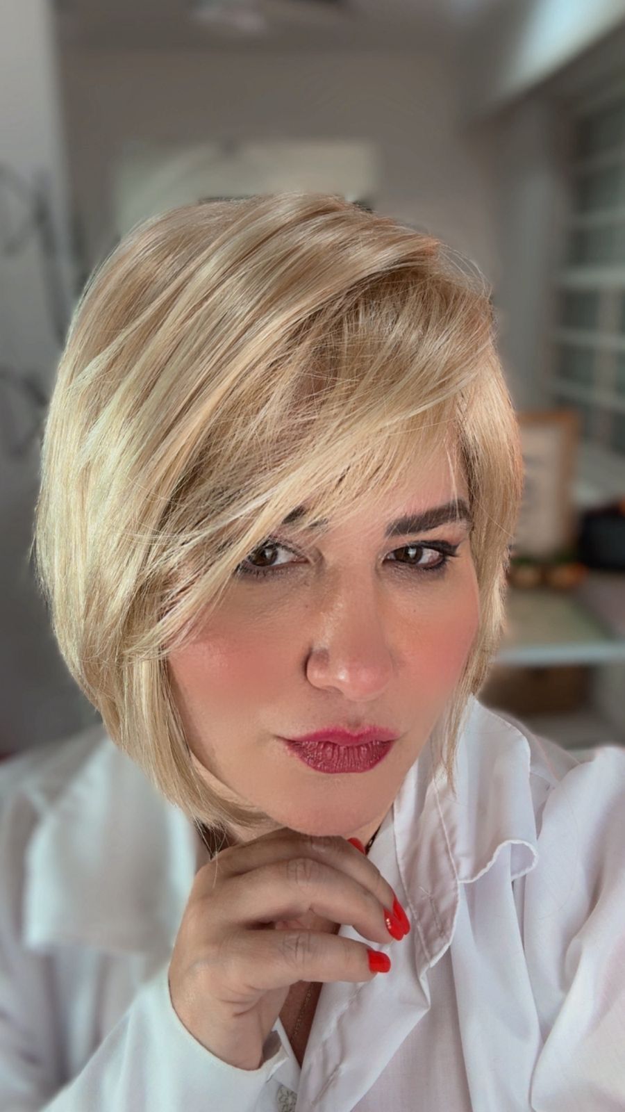 Modelo Segóvia — Curto com franja lateral em loiro platinado. Clean e elegante.