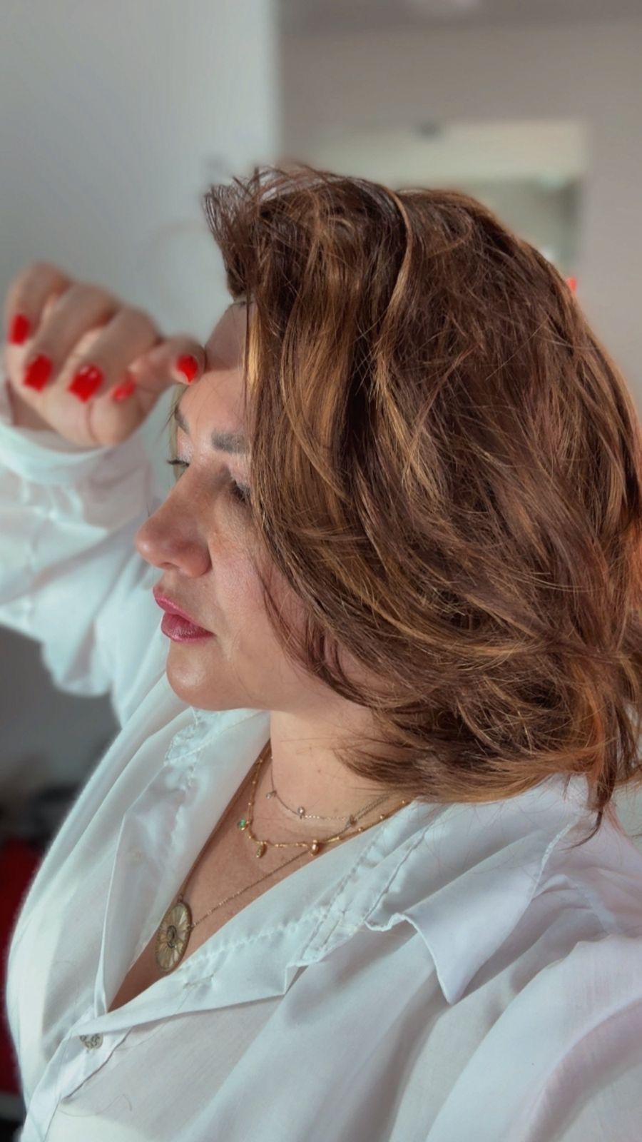 Modelo Écija — Médio ondulado em castanho. Movimento leve e natural.