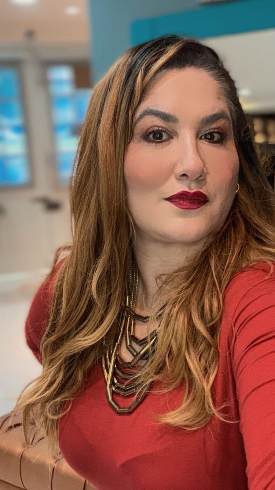 Modelo Altea — Longo em castanho dourado com luzes. Cheio e radiante.