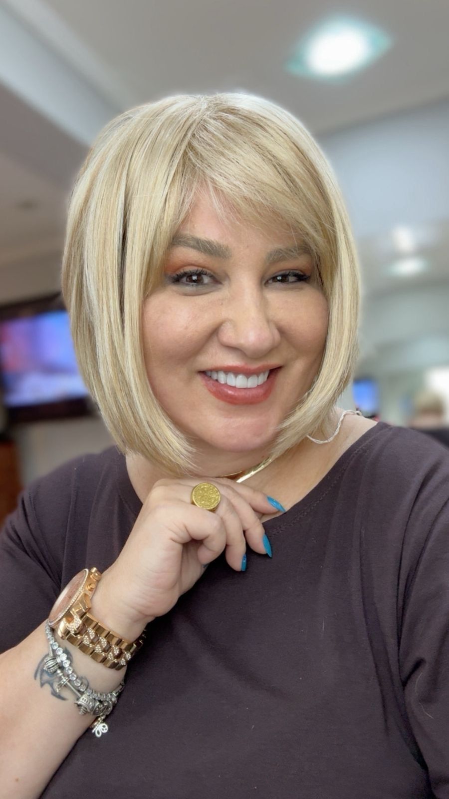 Modelo Lugo — Bob com franja em loiro platinado. Limpo e elegante.